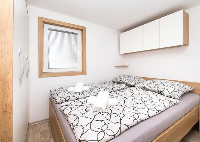 Mobile Banovi Dvori Tisno