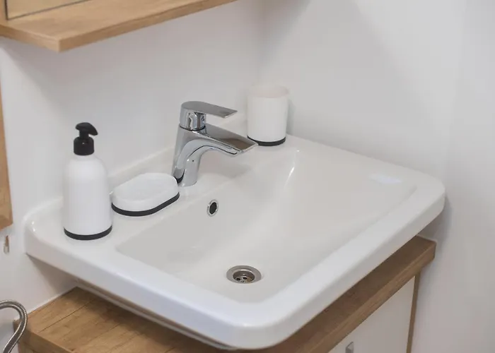 Mobile Banovi Dvori * Tisno